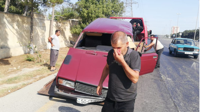 Sükan arxasında yuxulayan sürücü avtomobili yol nişanına çırpıb  - FOTO - VİDEO