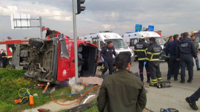 TürkiyədəTIR sərnişin avtobusuna çırpıldı: Çox sayda ölü və yaralı var  - FOTO - VİDEO