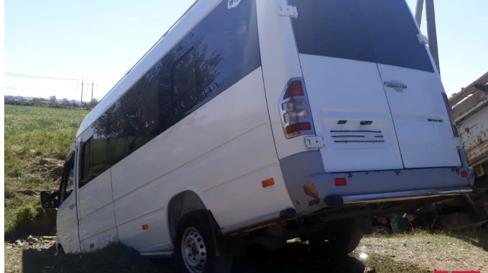 Qazaxda mikroavtobus minik maşını ilə toqquşdu: 5 nəfər... 