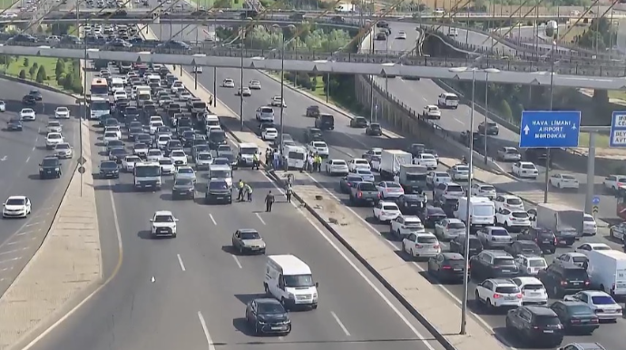 Aeroport yolunda QƏZA baş verdi:  tamaşa edən sürücülər tıxac yaratdı   - FOTO