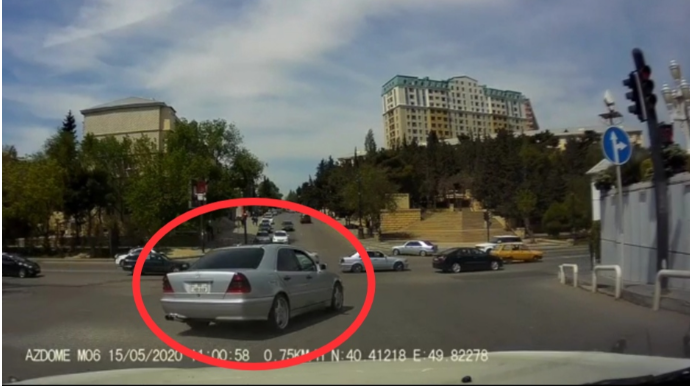 Sürücü polis kamerasının altında  qırmızı işıqda keçdi - VIDEO 