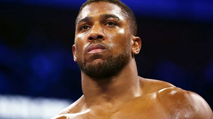 Avtomobil qəzasında xəsarət alan məşhur boksçunun son vəziyyəti açıqlanıb 