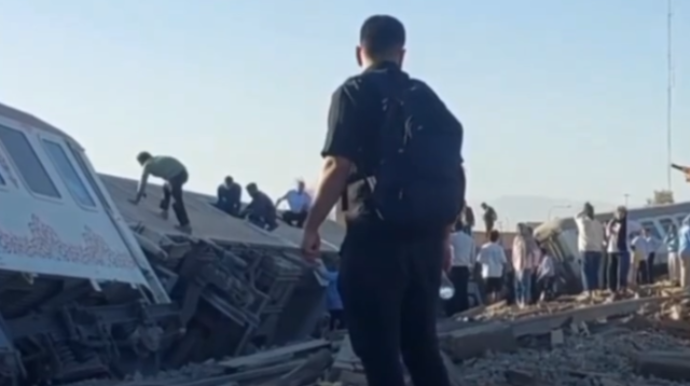 İranda qatar relsdən çıxdı - Yaralananlar var - VİDEO