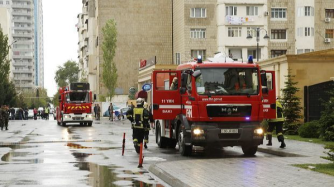 В Баку произошел пожар в жилом здании