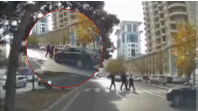 Bakıda sürücü avtomobilini piyadaların üzərinə sürdü - VİDEO 