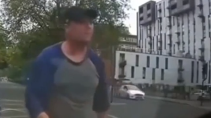 Piyadadan həyasızlıq: özünü dayanmış maşının üstünə atıb... - VİDEO