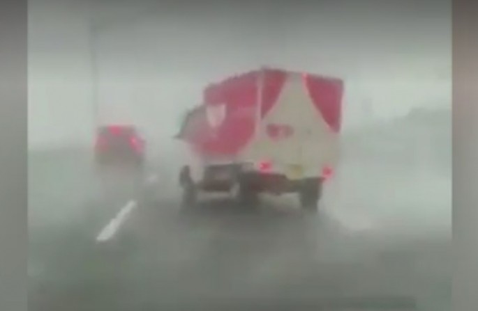 Qasırğa yaxınlaşır: evlərin damlarını, ağacları və avtomobilləri uçurur - VİDEO