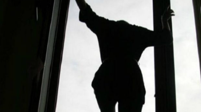 Gəncədə bədbəxt hadisə  - 17 yaşlı qız 7-ci mərtəbədən yıxılıb