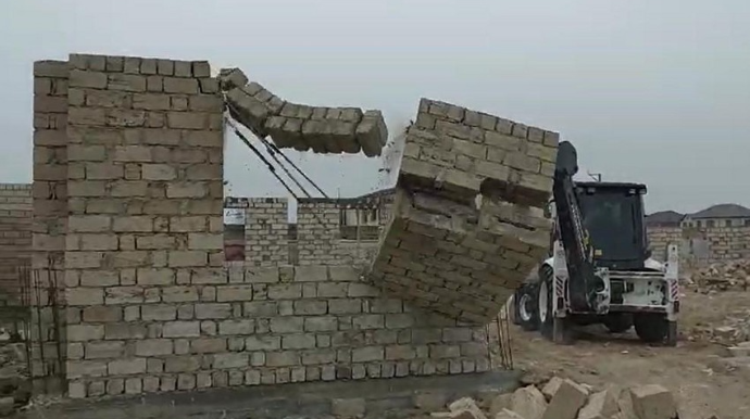 Bakıda qanunsuz tikililər sökülüb   - VİDEO