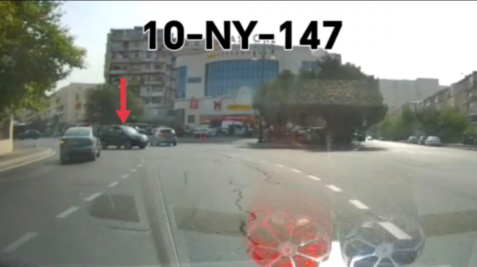 Nişana baxmayan xanım sürücü əks yola girib maşınların üzərinə sürdü - VİDEO