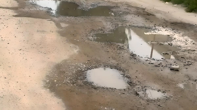 Yağan yağışdan sonra Saray qəsəbəsindəki küçə keçilməz hala düşdü - VİDEO