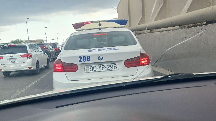 Sürücü azyaşlı oğluna kömək edən yol polisinə görə DİN-ə təşəkkür etdi - FOTO 
