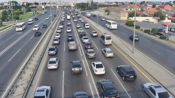 На основных проспектах и улицах Баку затруднено движение транспорта - ФОТО