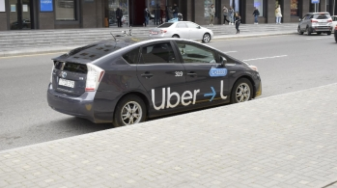 UBER sürücüsündən təqdirə layiq addım! - FOTO