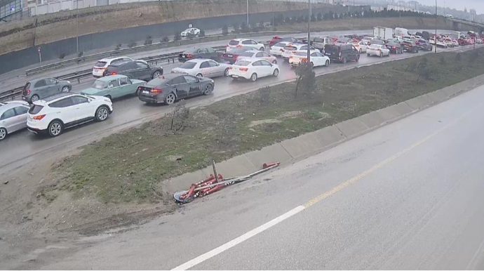 В Баку грузовой автомобиль попал в аварию, образовался затор - ФОТО