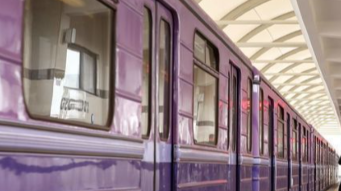 Metroda qeyri-adi təlim və tövsiyə: “Hansı qapıdan minməyin daha əhəmiyyəti yoxdur”  