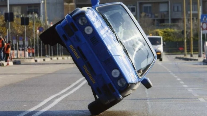 "BMW" ilə 2 təkər üstə 371 kilometr 