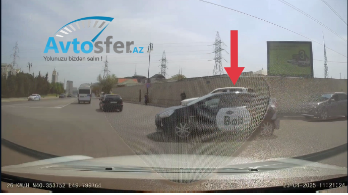Qaydalardan bixəbər taksi sürücüsü yolu kəsib qəza şəraiti yaratdı - VİDEO