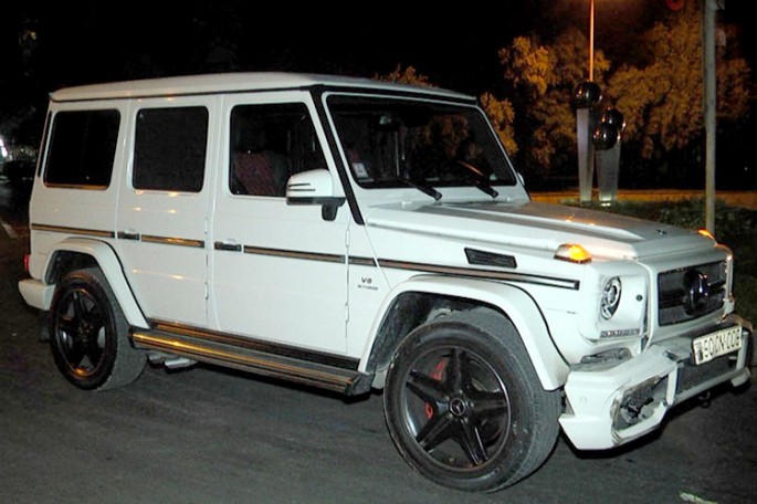 Bakıda "Gelandewagen" qayda pozub qəza törətdi - VİDEO