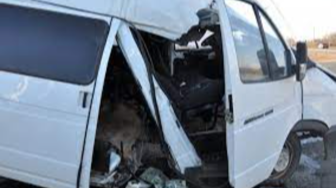 Tovuzda mikroavtobus maneəyə çırpıldı, xəsarət alanlar var 