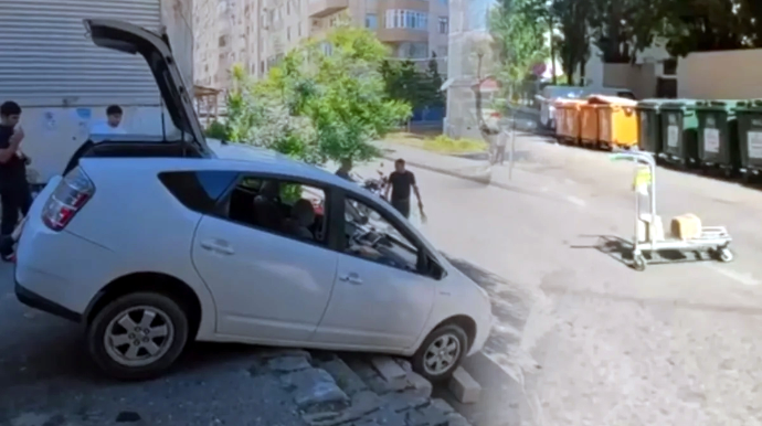 Bakıda qeyri-adi hadisə: "Prius" pilləkənlərdən asılı qaldı - VİDEO 