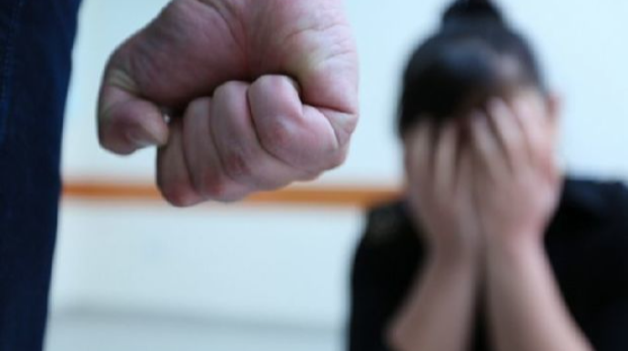 Bakıda qadını dəmir parçası ilə hədələyib soydular