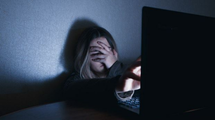 Azərbaycanda 19 yaşlı qız görüntülərinin yayılması ilə şantaj edildi