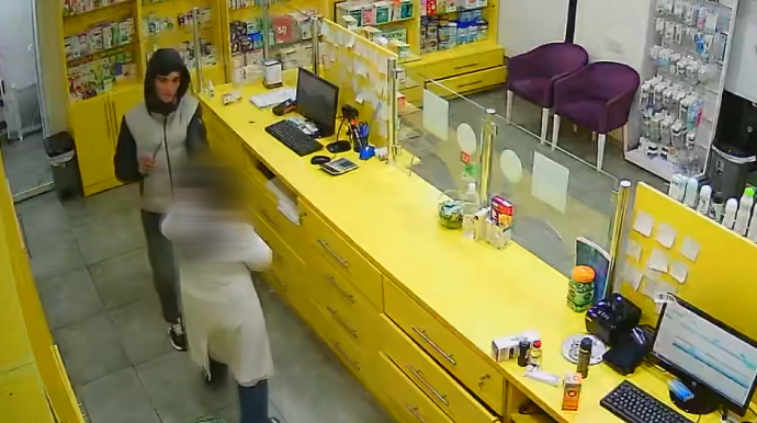 Aptekdə satıcı qadını bıçaqla hədələyib quldurluq etdi - VİDEO