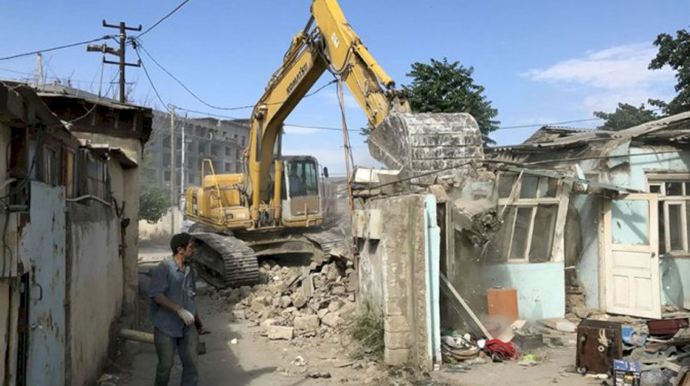 Dərnəgül bazarının arxasındakı evlər sökülür 