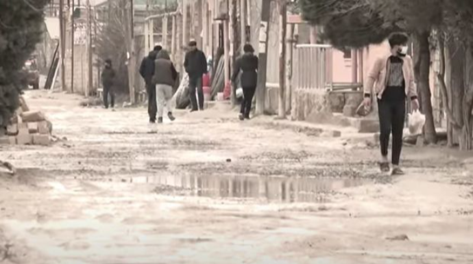 Suraxanıda yaranan gölməçələr sakinlərin hərəkətinə mane olur - VİDEO