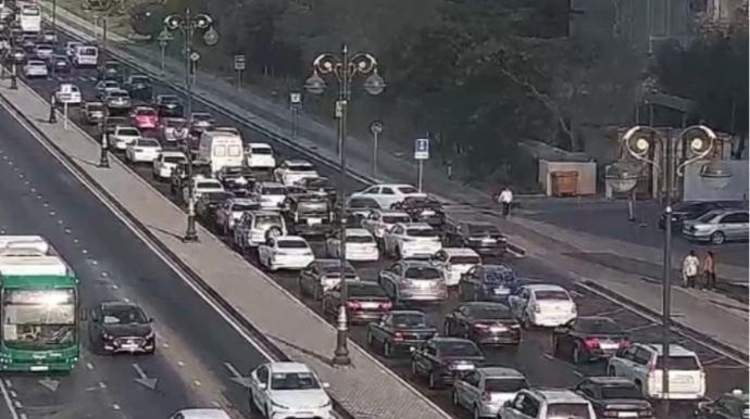 На каких улицах Баку 4 сентября наблюдаются транспортные заторы? 