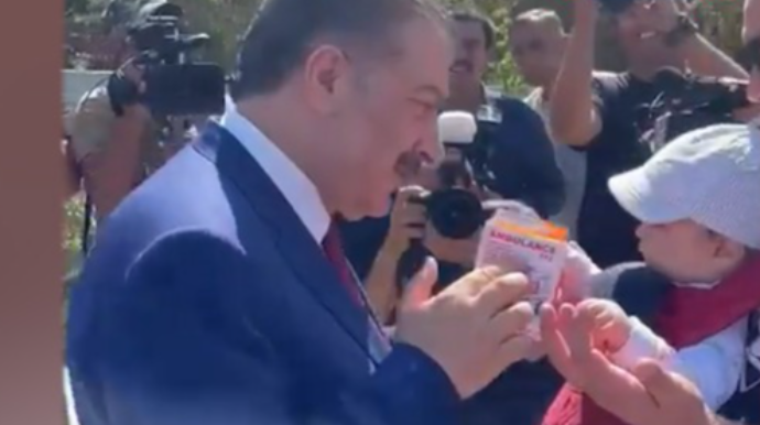 Türkiyəli nazir Şuşada uşağa oyuncaq ambulans hədiyyə etdi - VİDEO