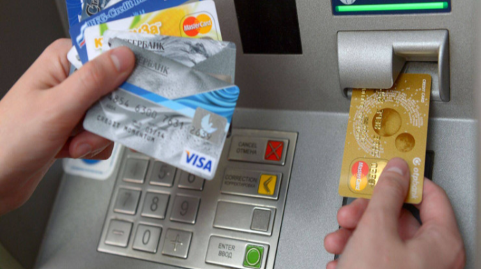 Bank kartlarından pul oğurlayan qardaşlar tutuldu 