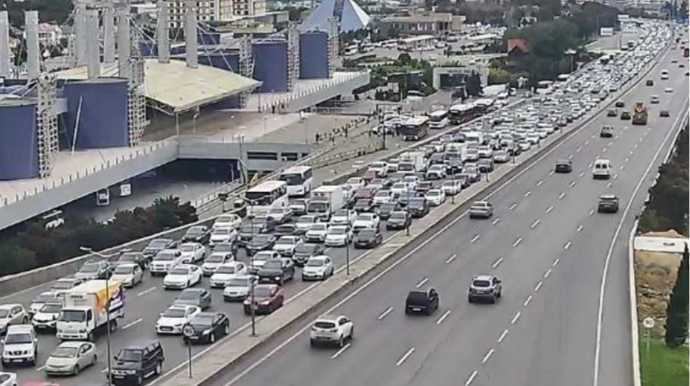 На каких улицах Баку 22 сентября наблюдаются транспортные заторы?