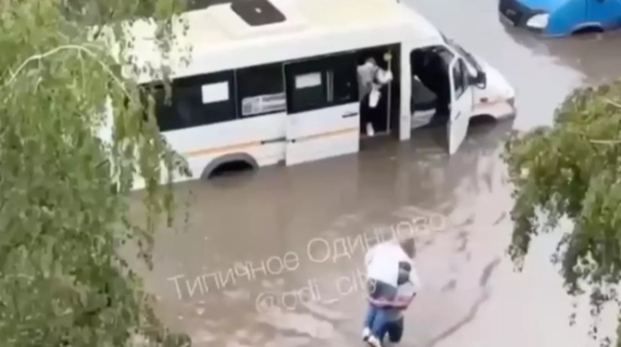 Sürücü qadını qucağına alıb küçəni belə keçdi   - VİDEO