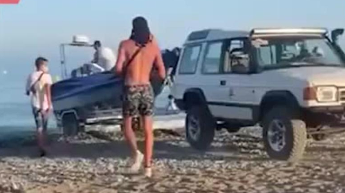 "Land Rover" утонул при спуске катера на воду - ВИДЕО