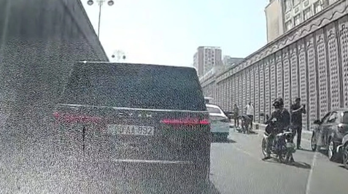 Paytaxtda iki avtomobil toqquşdu: Xəsarət alan var - VİDEO  - YENİLƏNİB