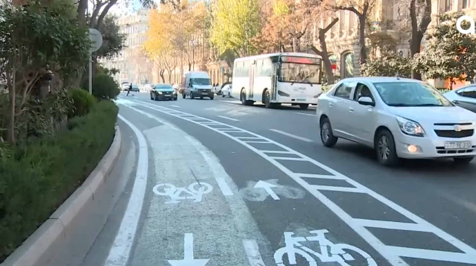 Bakıda velosiped zolağında park edilən avtomobillər  - VİDEO