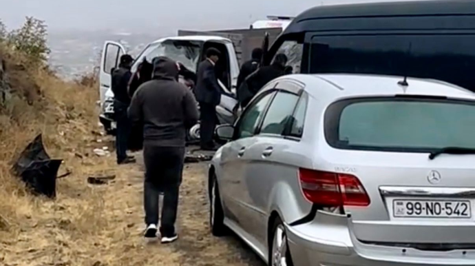 Yasamal dolaylarında qarşı yola çıxan “Mercedes” “Qazel”lə toqquşdu   - VİDEO