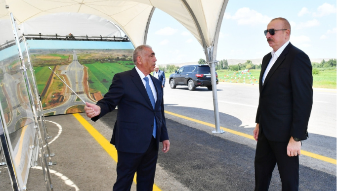 İlham Əliyev Əhmədbəyli-Füzuli-Şuşa yolunun 27 kilometrlik hissəsinin tikintisi ilə tanış olub   - FOTO