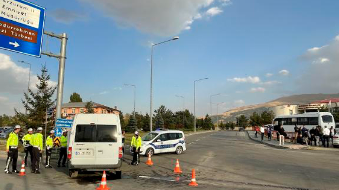 Hərbçi və müəllimləri daşıyan mikroavtobuslar toqquşdu - Xeyli sayda yaralı var