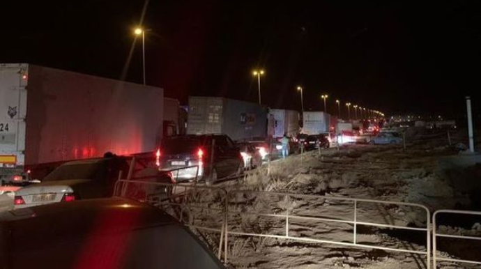 Bakıdan rayonlara böyük axın, səkkiz saatlıq tıxac: Sürücülər torpaq yollarda - FOTO/VİDEO 