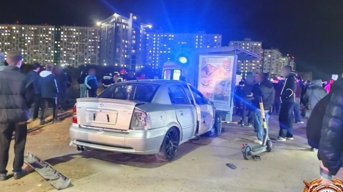 "Opel" dayanacaqda avtobus gözləyən 4 nəfəri vurdu; biri azyaşlıdır - VİDEO 