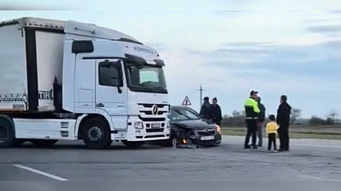 Bakı-Ələt yolunda qəza:  yük maşını “Chevrolet”ə çırpıldı  - VİDEO