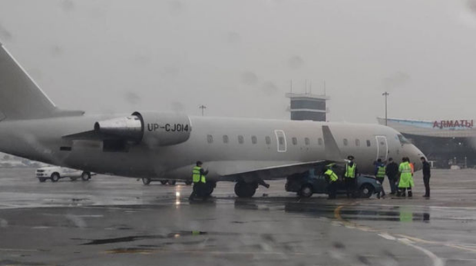 Bakıdan Qazaxıstana uçan təyyarə maşınla toqquşdu — VİDEO
