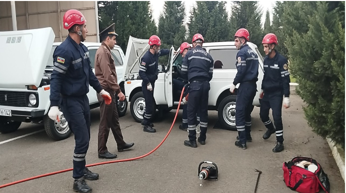 FHN nəqliyyat qəzaları zamanı xilasetmə əməliyyatları mövzusunda təlim keçirib  - VİDEO - FOTO