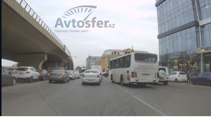 В Баку на этой автобусной полосе нет прерывистой линии для поворота направо: водители вынуждены нарушать правила — ВИДЕО 