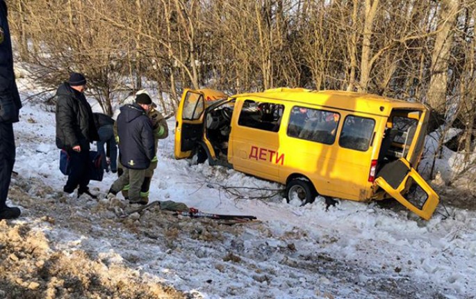 Rusiyada məktəbliləri daşıyan avtobus qəzaya düşdü - 11 yaralı
