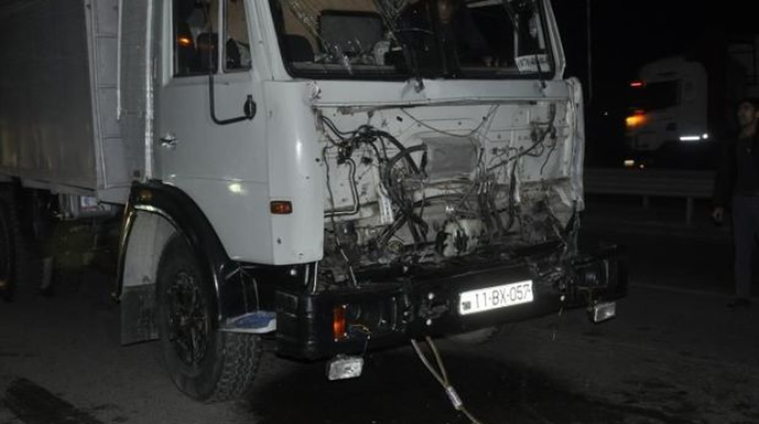 Sabirabadda iki yük maşını toqquşub, xəsarət alanlar var