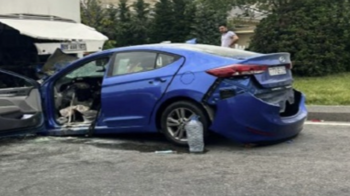 В Бинагадинском районе столкнулись автомобиль и автобус - ФОТО